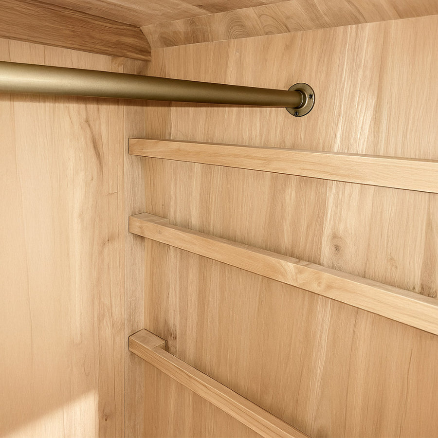 Modern, tömör teakfából készült, natúr színű kétszárnyú ruhásszekrény