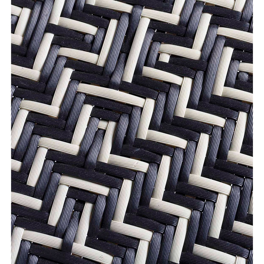 A vintage stílusú szék műrattanszöveg ülőfelülete.