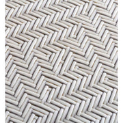 A vintage stílusú szék műrattanszöveg ülőfelülete.