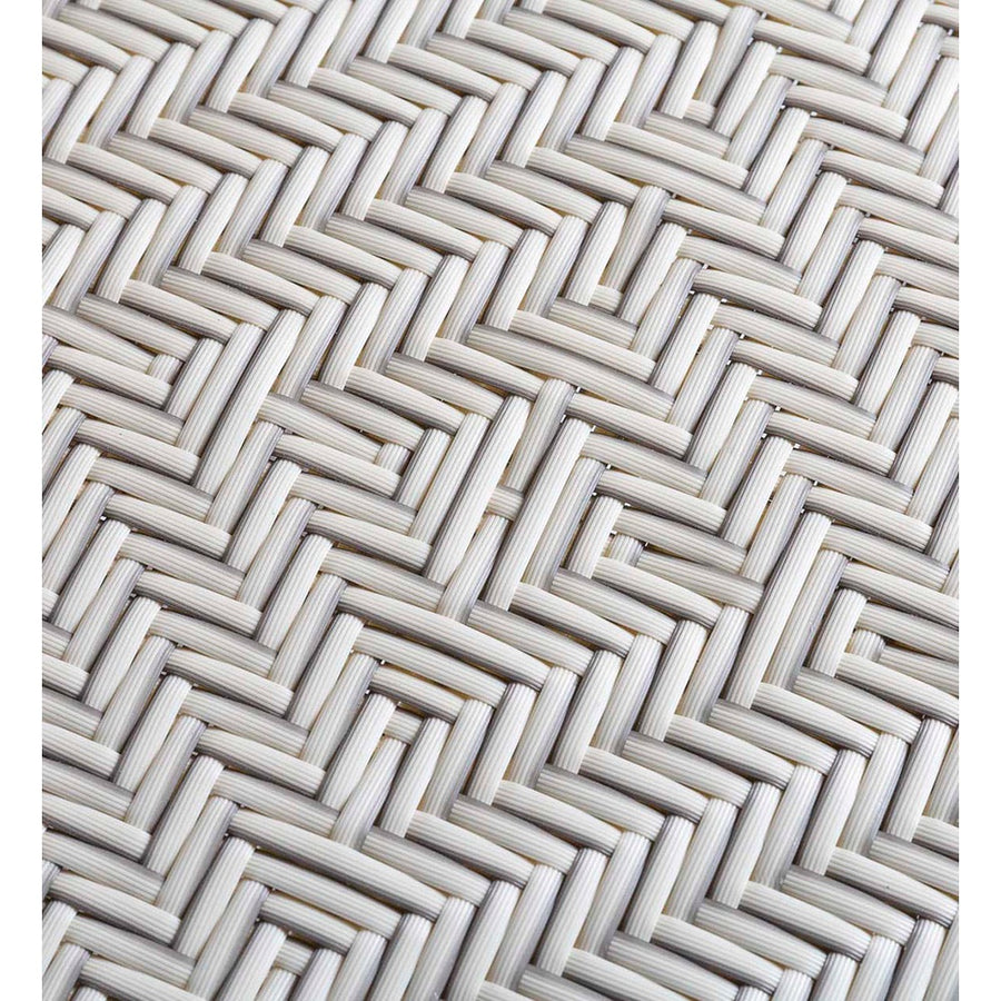 A vintage stílusú szék műrattanszöveg ülőfelülete.