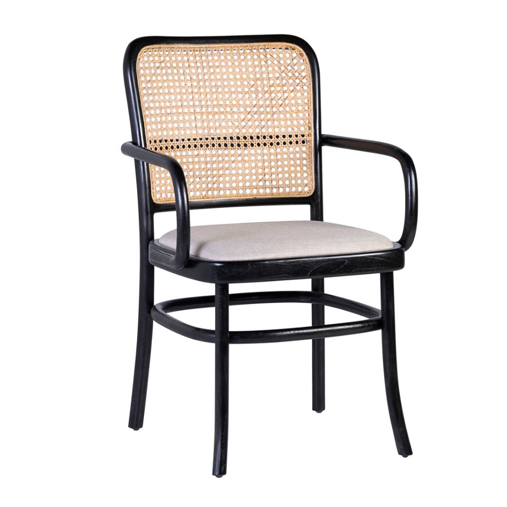Koloniál stílusú, fekete színű, teakfa étkezőszék rattan háttámlával és bézs ülőfelülettel.