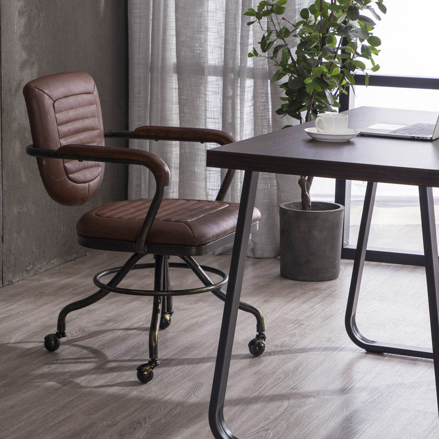 Loft stílusú, műbőr ülőkés és háttámlás irodaszék fa karfával.