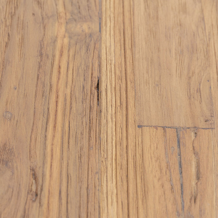 Koloniál stílusú, újrahasznosított teakfából készült, kör formájú étkezőasztal.