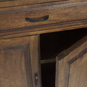 Industrial stílusú mangófa tálaló négy szabad polccal, egy fiókkal és ajtóval zárható polcos tárolóval.