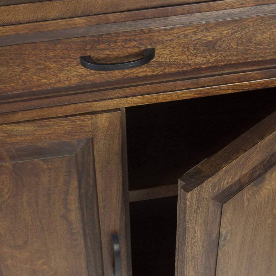 Industrial stílusú mangófa tálaló négy szabad polccal, egy fiókkal és ajtóval zárható polcos tárolóval.