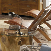 Mindifából és barna színű, marhabőrből készült, gyarmati stílusú pihenőszék.