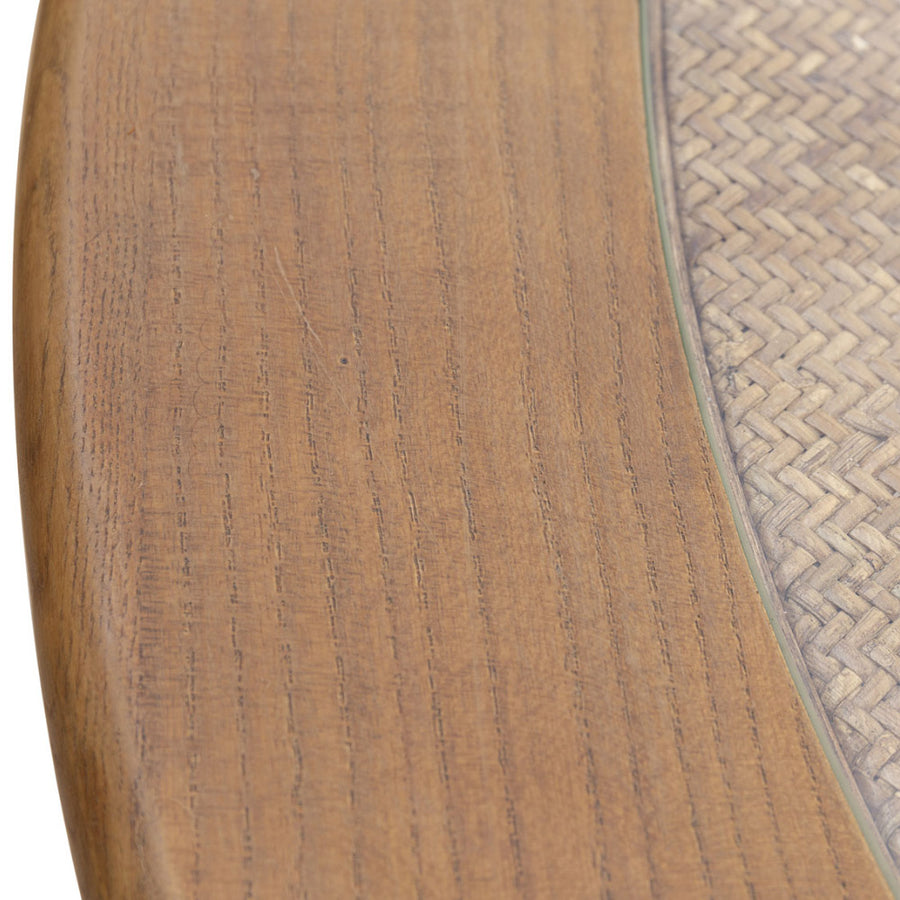 Koloniál stílusú, tölgyfából készült, kör formájú étkezőasztal rattan- és üvegbetéttel.