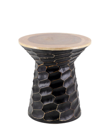 Kortárs stílusú, surafából készült, antikolt fekete és natúr színű kisasztal.