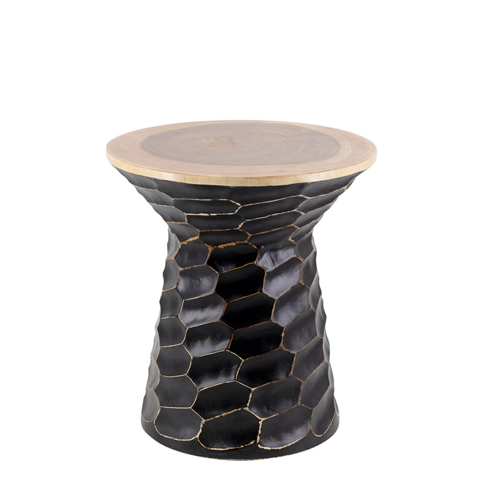 Kortárs stílusú, surafából készült, antikolt fekete és natúr színű kisasztal.