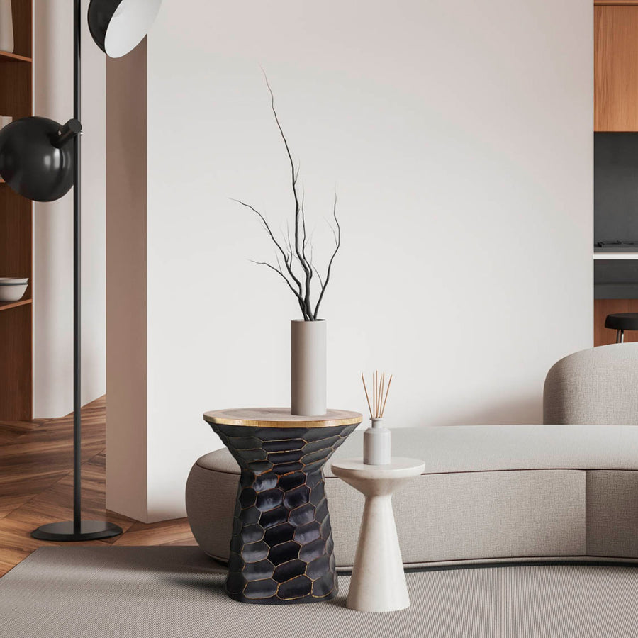 Kortárs stílusú, surafából készült, antikolt fekete és natúr színű kisasztal.