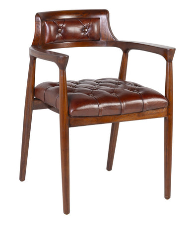Koloniál stílusú, barna színű, lakkozot teakfából készült karosszék, bőr ülőfelülettel és háttámlával