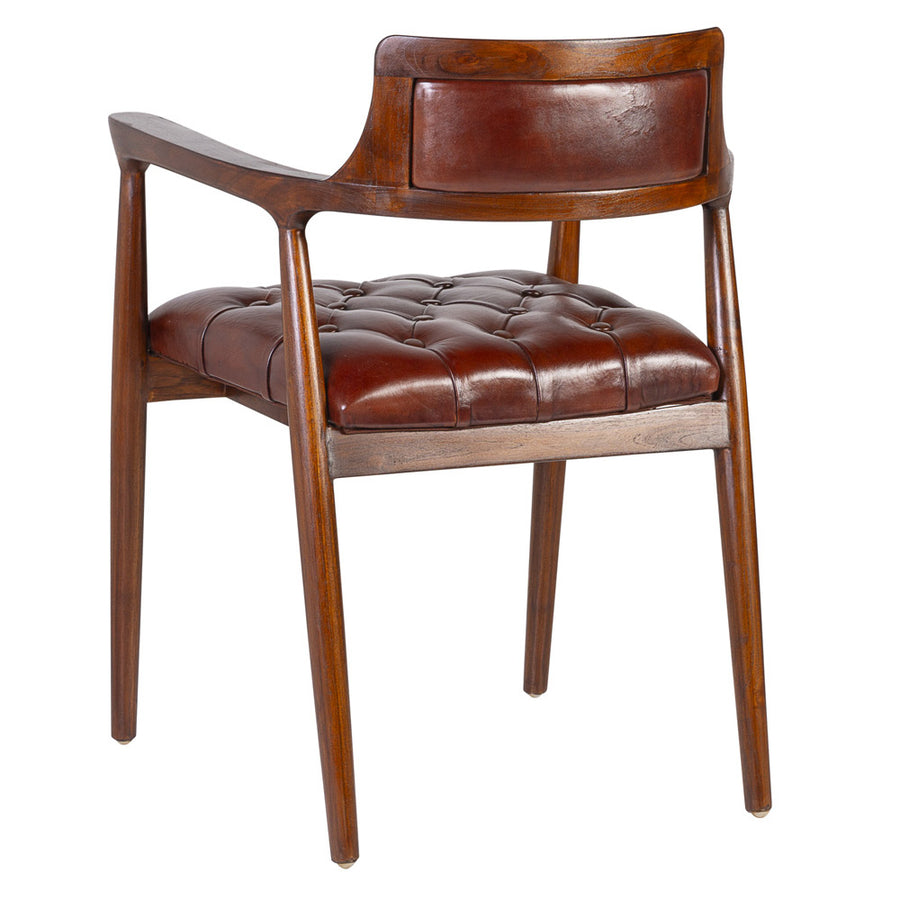 Koloniál stílusú, barna színű, lakkozot teakfából készült karosszék, bőr ülőfelülettel és háttámlával