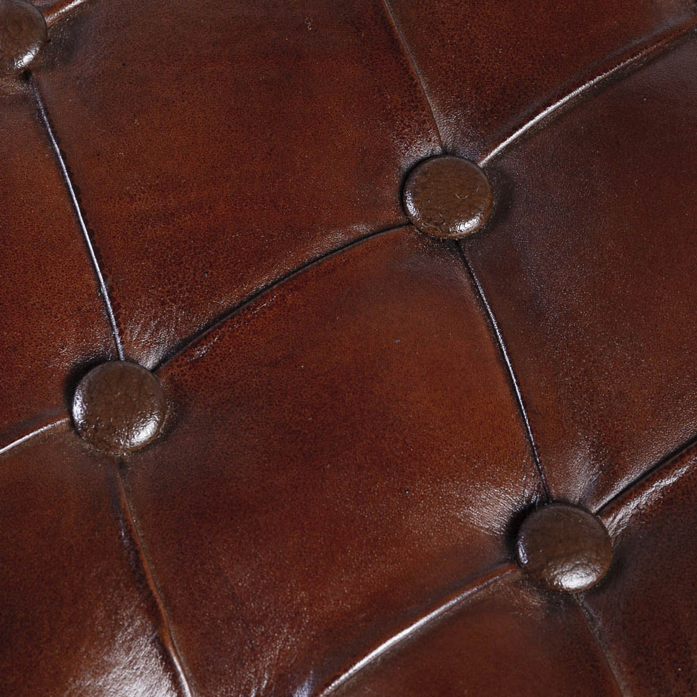 Koloniál stílusú, barna színű, lakkozot teakfából készült karosszék, bőr ülőfelülettel és háttámlával