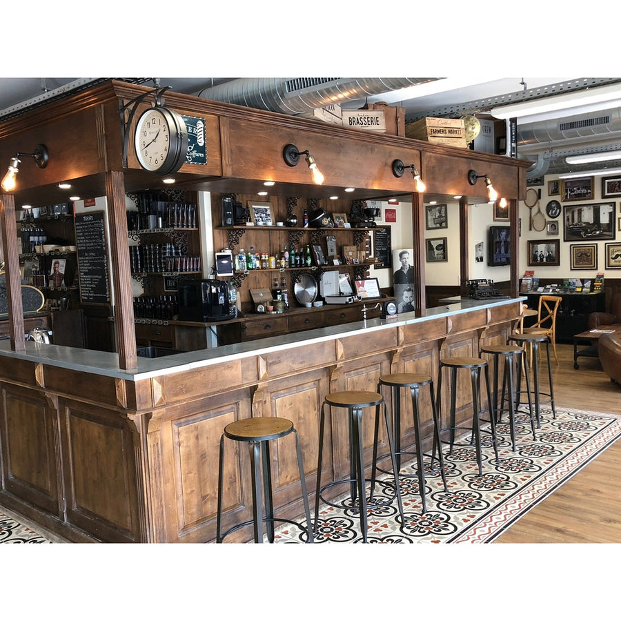 Egyedi tervezésű, natúr színű galériás bárpult és bárszekrény.