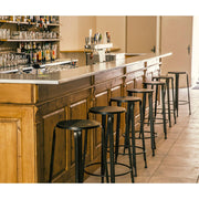 Egyedi tervezésű, natúr színű bárpult és bárszekrény.