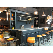 Egyedi tervezésű, sötétszürke színű bárpult és bárszekrény.