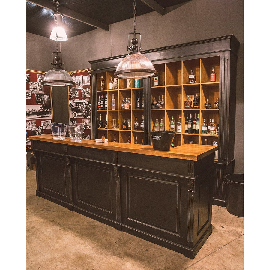 Egyedi tervezésű, antikolt fekete és natúr színű bárpult és bárszekrény.