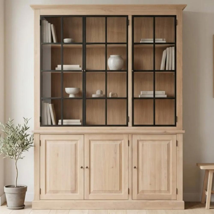 Modern tölgyfa vitrines szekrény skandináv és loft stílusú nappali enteriőrben.