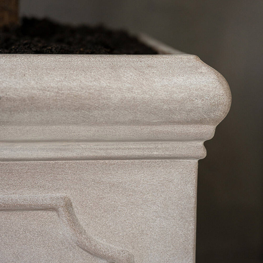 Heritage matt taupe fiberstone kaspó profilozott felső peremének és finoman strukturált, természetes kőhatású felületének közeli részlete.