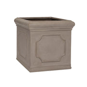 Heritage matt taupe fiberstone kaspó 50 × 50 × 50 cm, klasszikus kocka formával, díszített oldalfalakkal és természetes kőhatású felülettel.