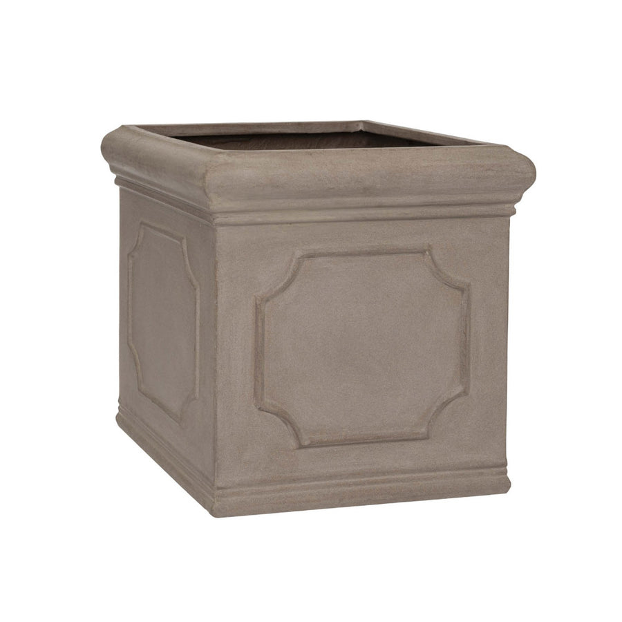 Heritage matt taupe fiberstone kaspó 50 × 50 × 50 cm, klasszikus kocka formával, díszített oldalfalakkal és természetes kőhatású felülettel.