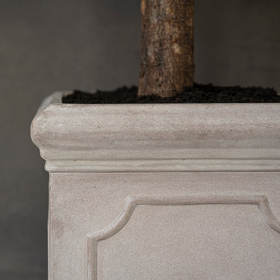 HERITAGE taupe fiberstone kaspó részletfotója, profilozott felső peremmel és finoman strukturált matt felülettel