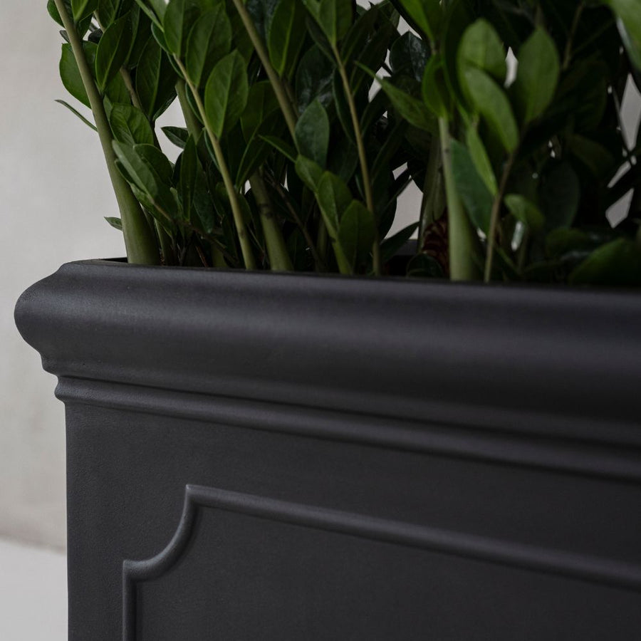 Heritage matt fekete fiberstone ültetőláda profilozott peremének részlete