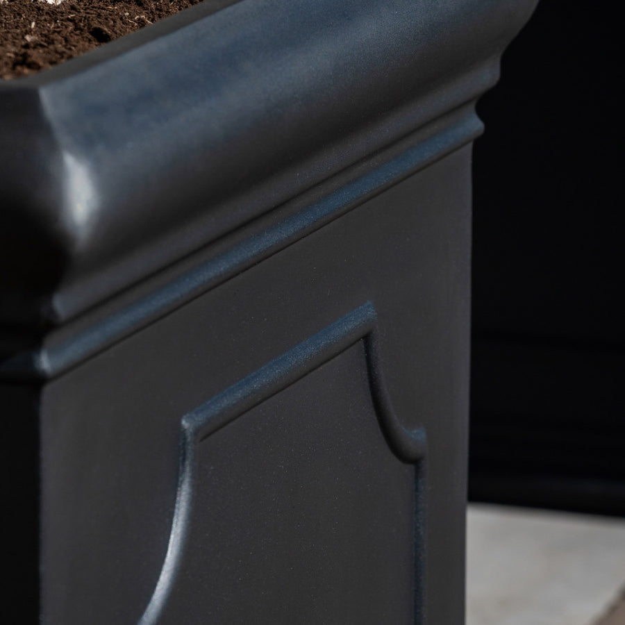 Heritage matt fekete fiberstone kaspó profilozott felső pereme és díszkeretes oldalfala