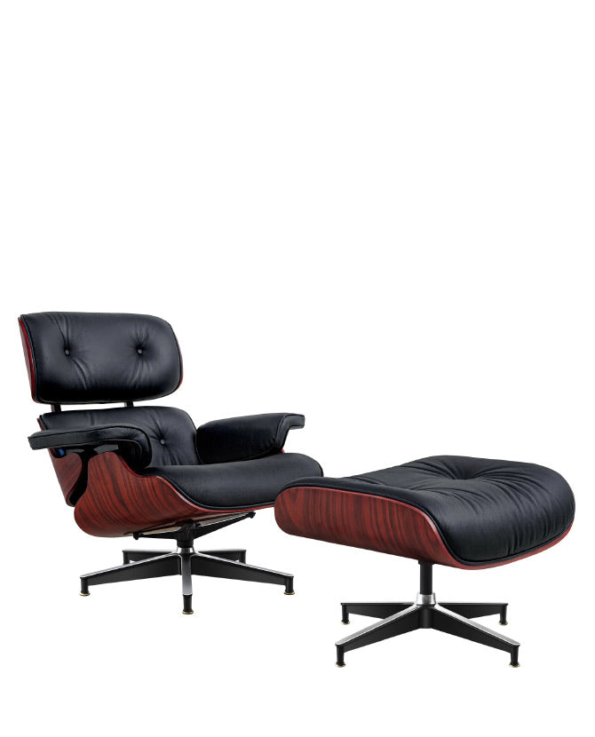 Eames Lounge Chair pihenő fotel ottománnal, sötét rózsafa furnér fafelülettel, fekete bőr kárpitozással.