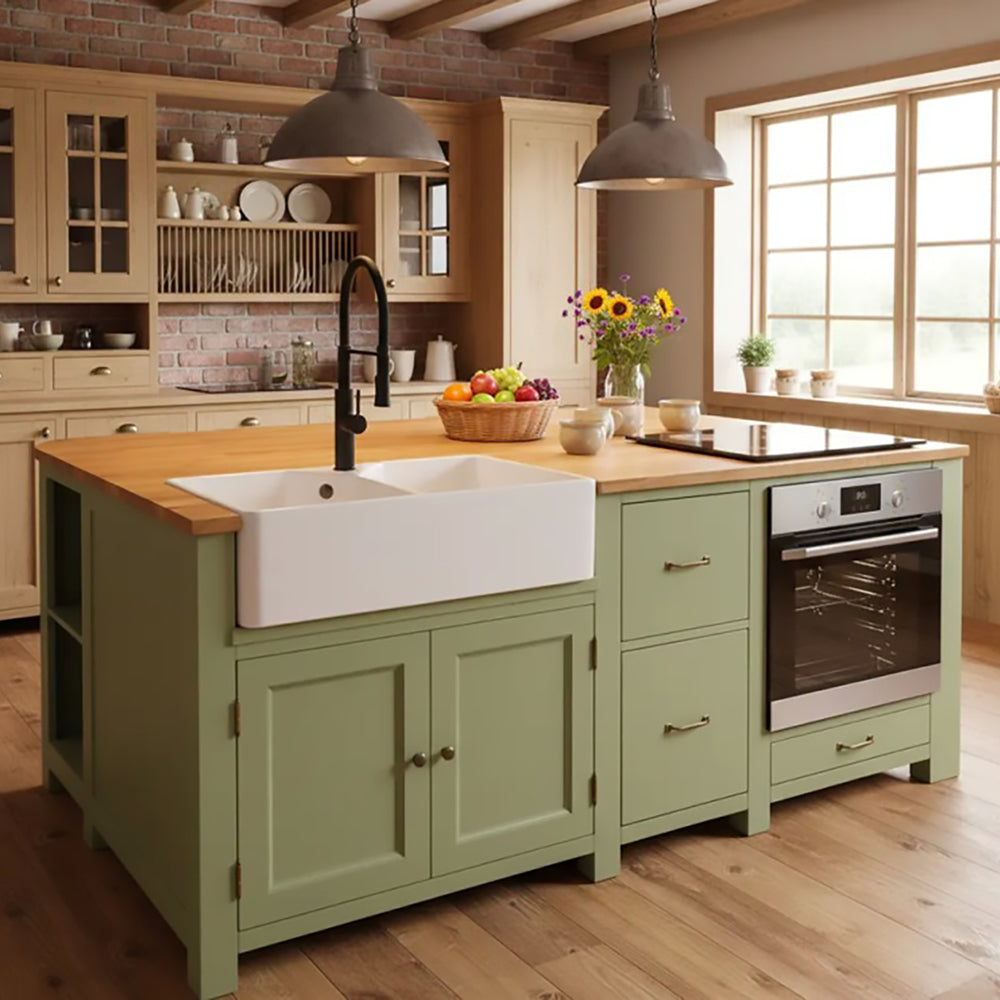 Zöld színű, tölgyfa fedlapos tömörfa konyhasziget igényes, francia vidéki stílusú konyhában.