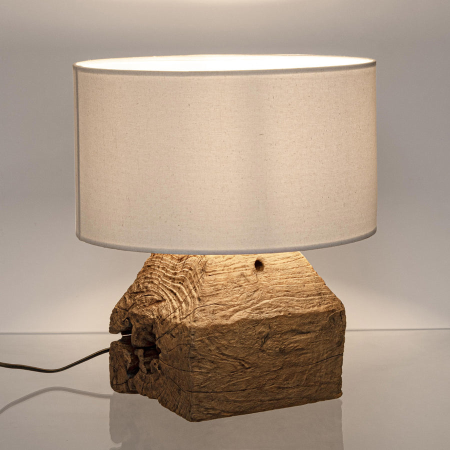 Kortárs, natúr színű, teakfából készült, asztali lámpa fehér lámpaernyővel