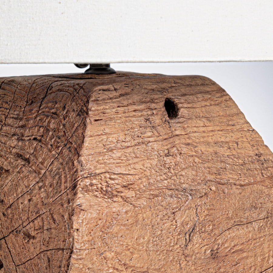 Kortárs, natúr színű, teakfából készült, asztali lámpa fehér lámpaernyővel