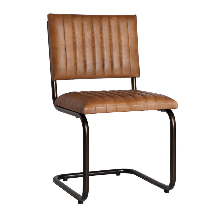 Loft stílusú, hajlított fémcső szerkezetű, barna színű bőrrel kárpitozott szék.