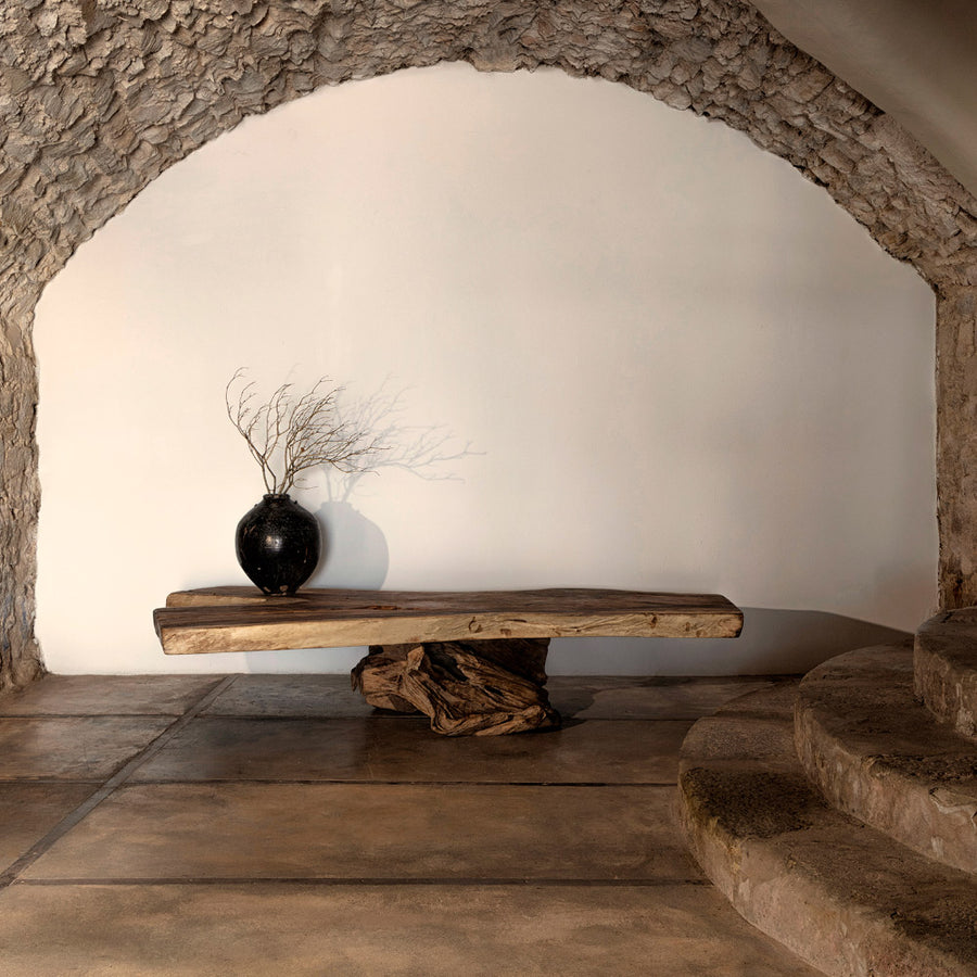 suarfa törzséből készült törzsi stílusú, nagy méretű organikus dohányzóasztal