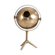 Kortárs stílusú, fémből készült dizájn állólámpa dönthető, gömb alakú lámpabúrával.