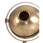 Kortárs stílusú, fémből készült dizájn állólámpa dönthető, gömb alakú lámpabúrával.