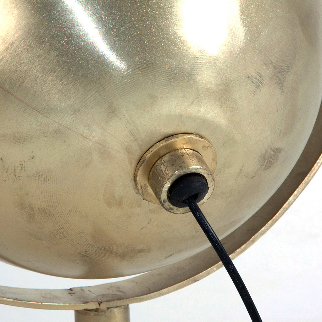 Kortárs stílusú, fémből készült dizájn állólámpa dönthető, gömb alakú lámpabúrával.