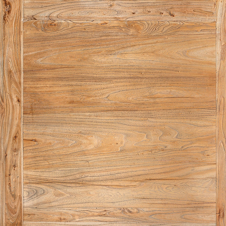 A koloniál stílusú, újrahasznosított szilfából készült étkezőasztal asztallap részlete.