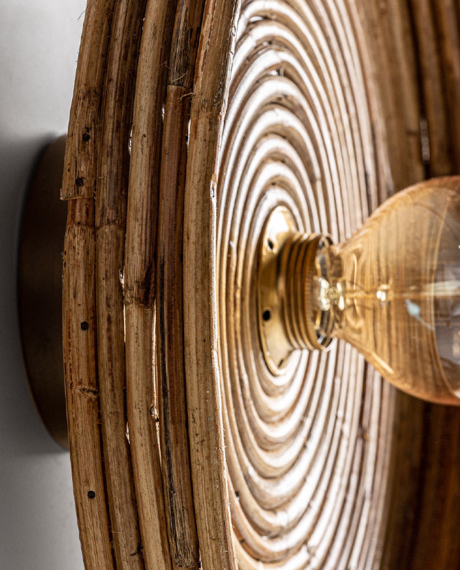 Kortárs stílusú, kézműves falilámpa rattanból készült lámpatesttel.