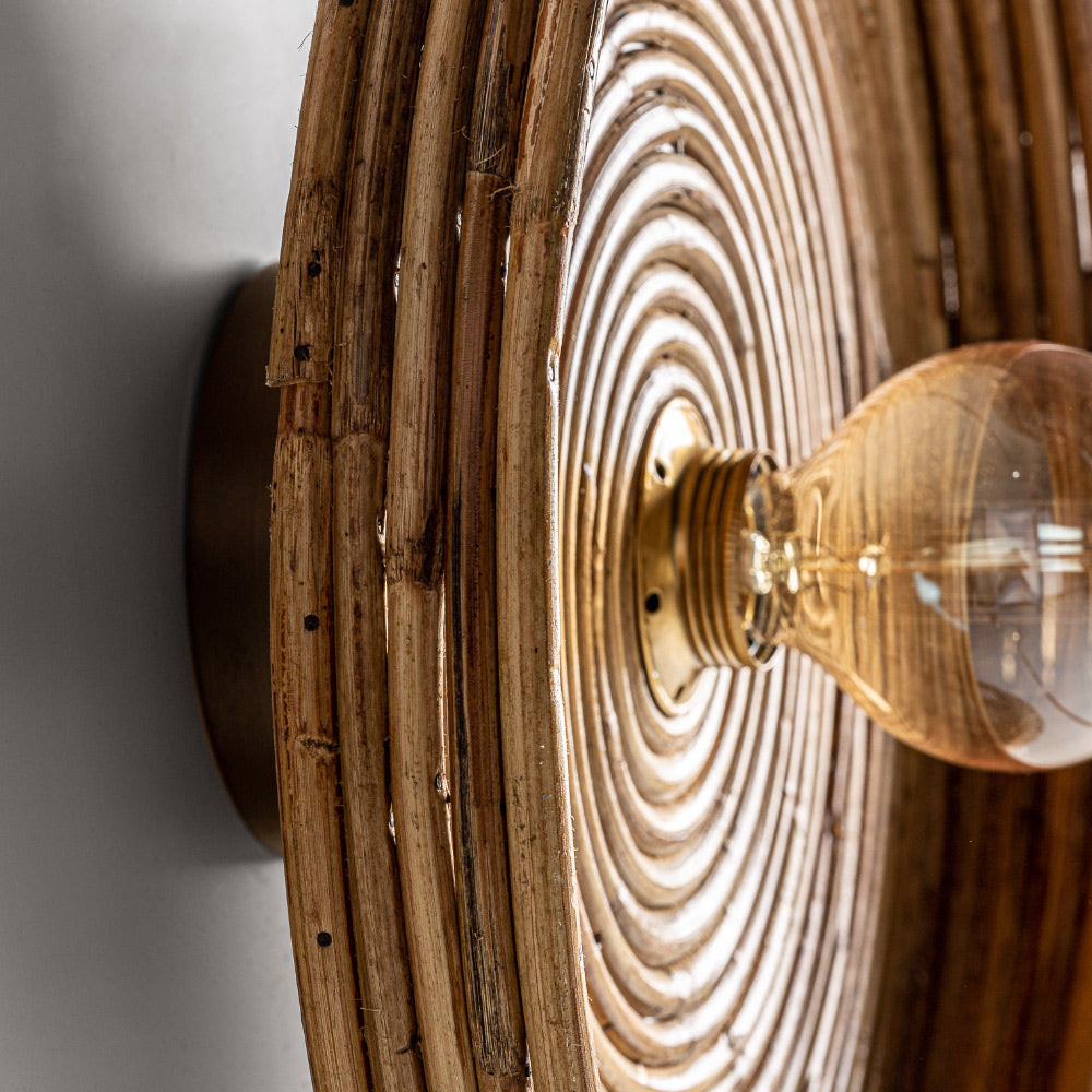Kortárs stílusú, kézműves falilámpa rattanból készült lámpatesttel.