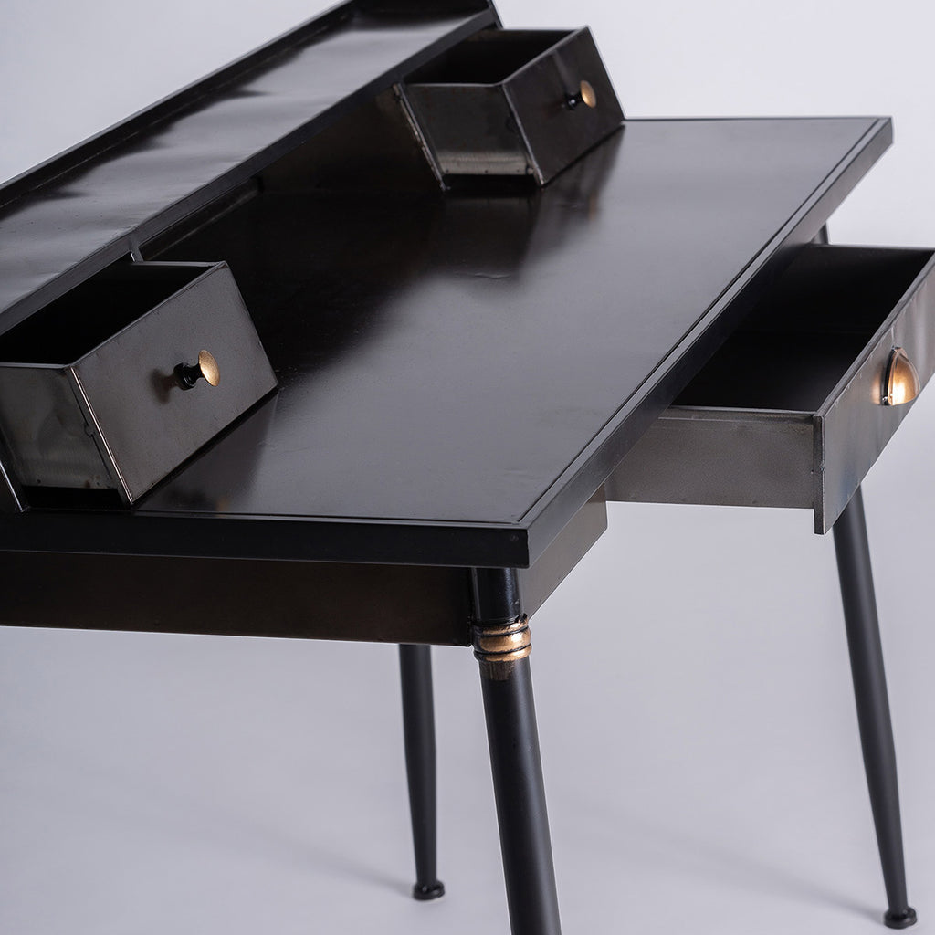 Loft stílusú, 3 fiókos, fémből készült íróasztal.