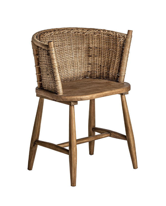 Vidéki stílusú, fenyőfából készült szék fűzvesszőből font háttámlával.