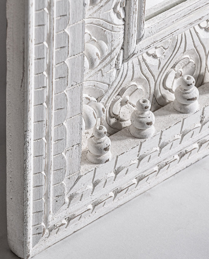 Keleti ihletésű shabby chic stílusú, antikolt fehér színű, teakfából készült falitükör
