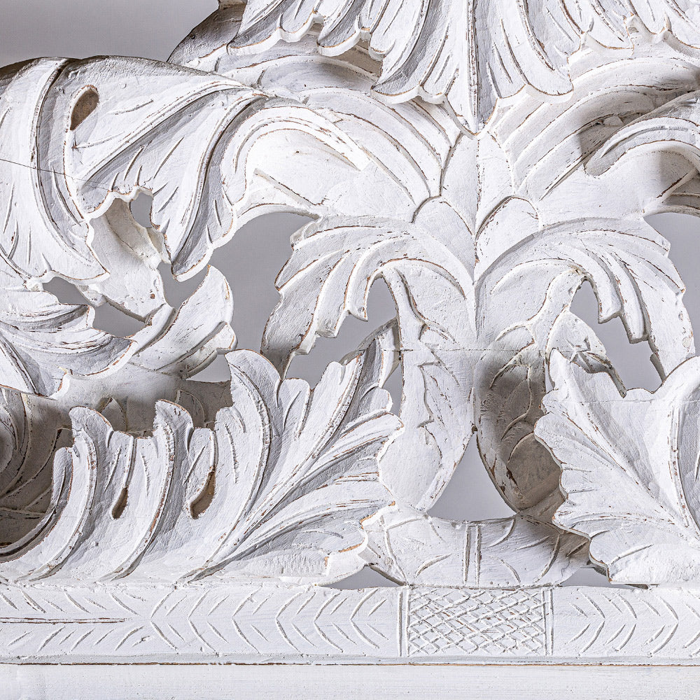 Barokk ihletésű kortárs stílusú, teakfából készült, antikolt fehér színű, akantuszlevelekkel díszített falitükör
