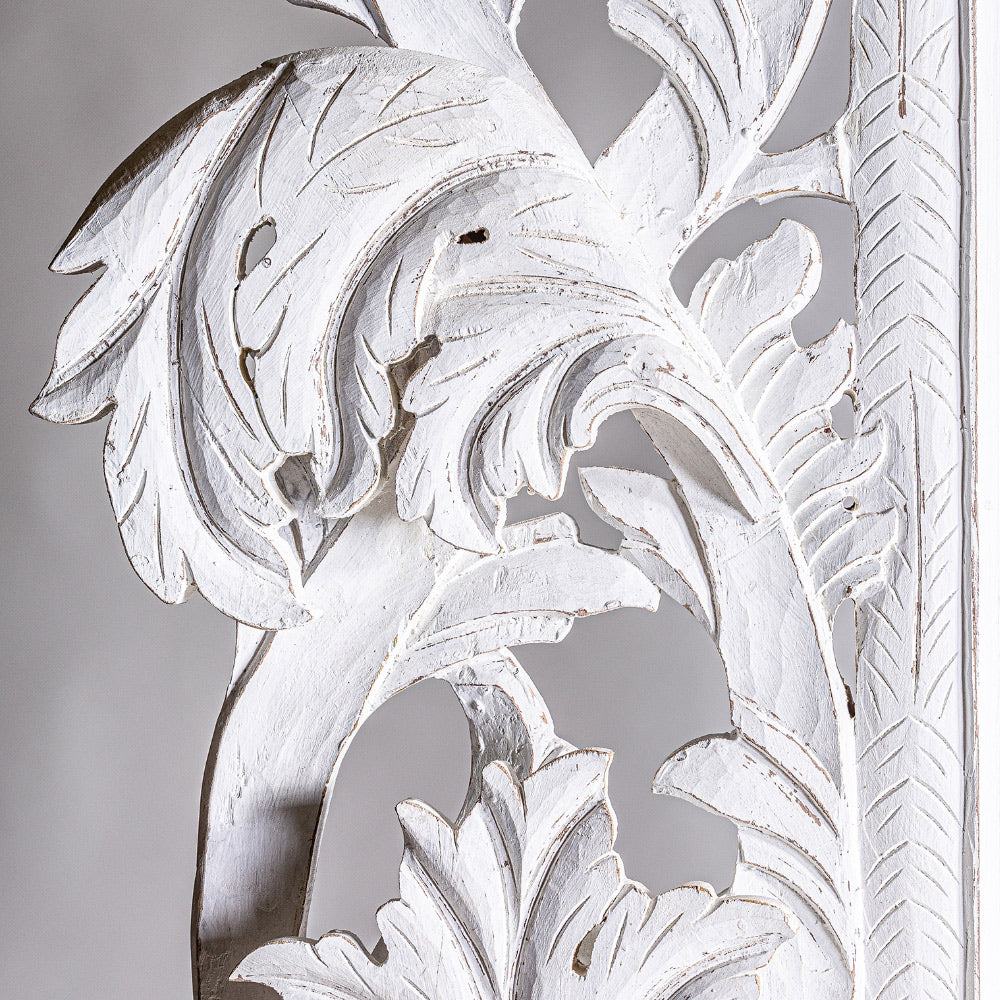 Barokk ihletésű kortárs stílusú, teakfából készült, antikolt fehér színű, akantuszlevelekkel díszített falitükör