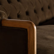 Koloniál stílusú, olívazöld színű, műszálas szövettel kárpitozott kanapé