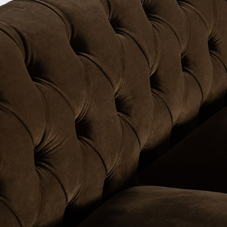 Koloniál stílusú, olívazöld színű, műszálas szövettel kárpitozott kanapé