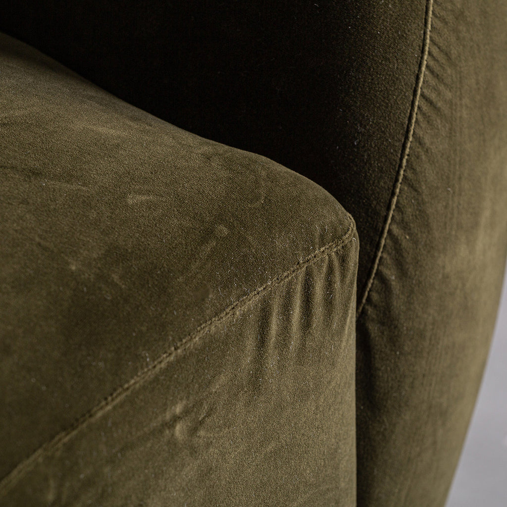 Modern art deco stílusú, olajzöld színű bársonnyal kárpitozott kanapé.