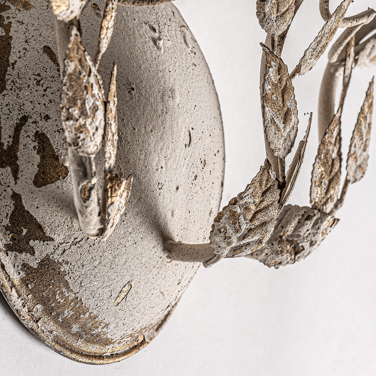 Shabby Chic stílusú, antikolt krémszínű, fémlevelekkel díszített, 3 karú falilámpa.
