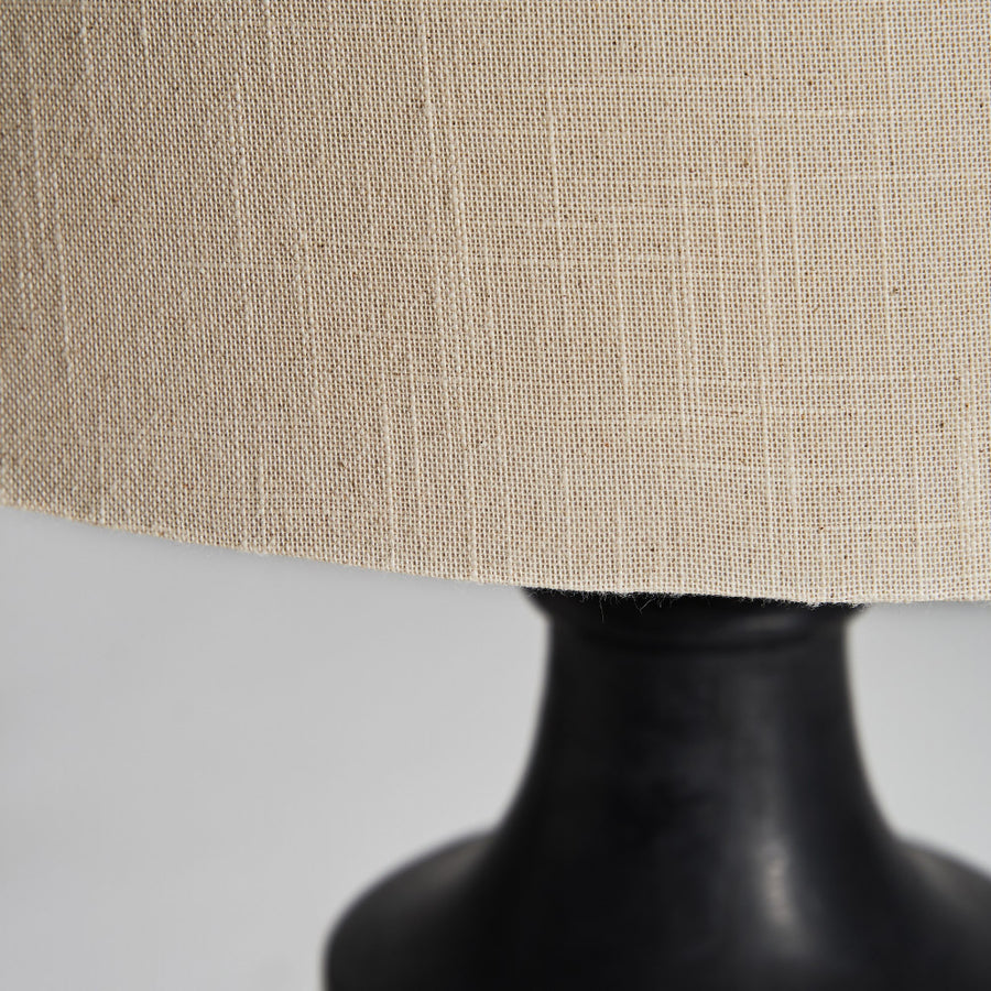 Mangófából faragott, fekete színű asztali lámpa, natúr színű pamut lámpaernyővel